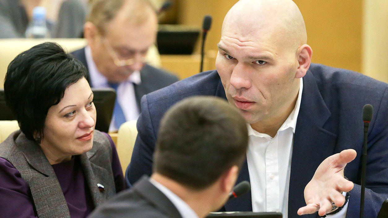 Первый заместитель председателя Комитета по экологии и охране окружающей среды Николай Валуев и член Комитета по вопросам семьи, женщин и детей Валентина Миронова. Автор фото: Анна Исакова/Фотослужба Государственной Думы