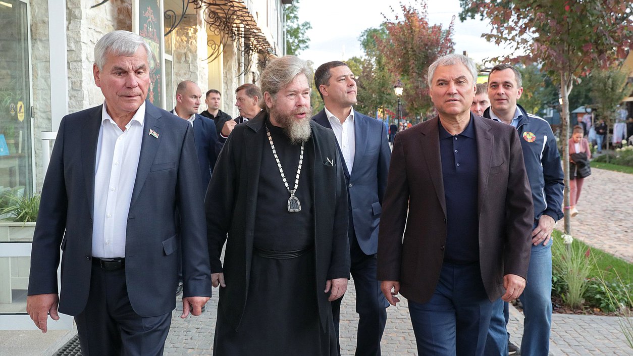 Председатель Государственной Думы Вячеслав Володин, митрополит Псковский и Порховский Тихон, Председатель Палаты представителей Национального собрания Республики Беларусь Владимир Андрейченко и губернатор Псковской области Михаил Ведерников. Свято-Успенский Псково-Печерский монастырь