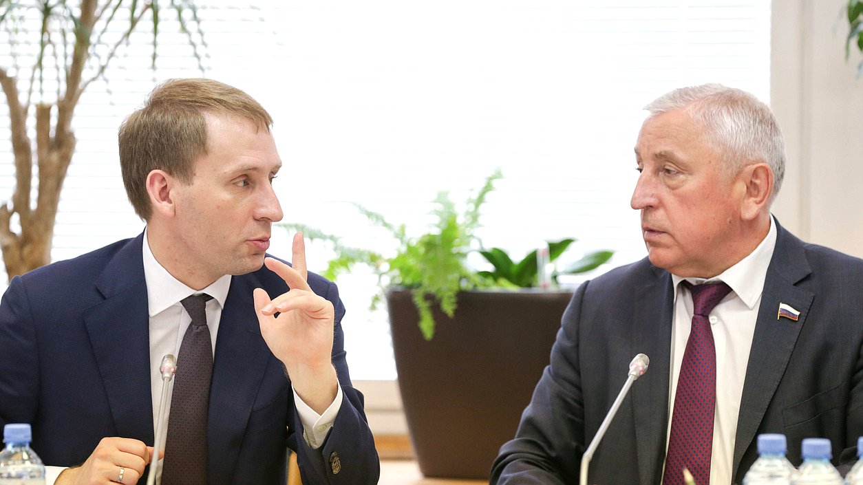 Председатель Комитета по региональной политике и проблемам Севера и Дальнего Востока Николай Харитонов и Министр РФ по развитию Дальнего Востока Александр Козлов
