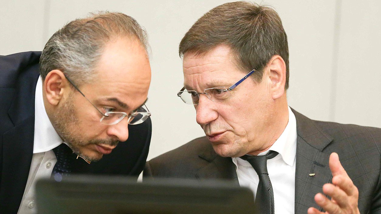 Председатель Комитета по природным ресурсам, собственности и земельным отношениям Николай Николаев и первый заместитель Председателя Государственной Думы Александр Жуков. Автор фото: Анна Исакова/Фотослужба Государственной Думы 