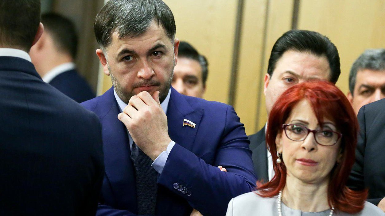 Заместитель председателя Комитета по развитию гражданского общества, вопросам общественных и религиозных объединений Магомед Селимханов во время общения с журналистами. Автор фото: Анна Исакова/Фотослужба Государственной Думы.