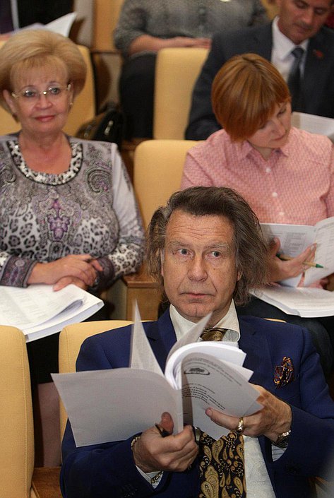   Парламентские слушания Комитета Государственной Думы по культуре на тему "О проекте Основ государственной политики и Ежегодном государственном докладе о состоянии культуры в Российской Федерации".