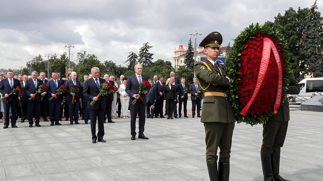 Председатель Государственной Думы Вячеслав Володин и Председатель Палаты представителей Национального собрания Республики Беларусь Игорь Сергеенко. Церемония возложения венка к Монументу Победы в Минске