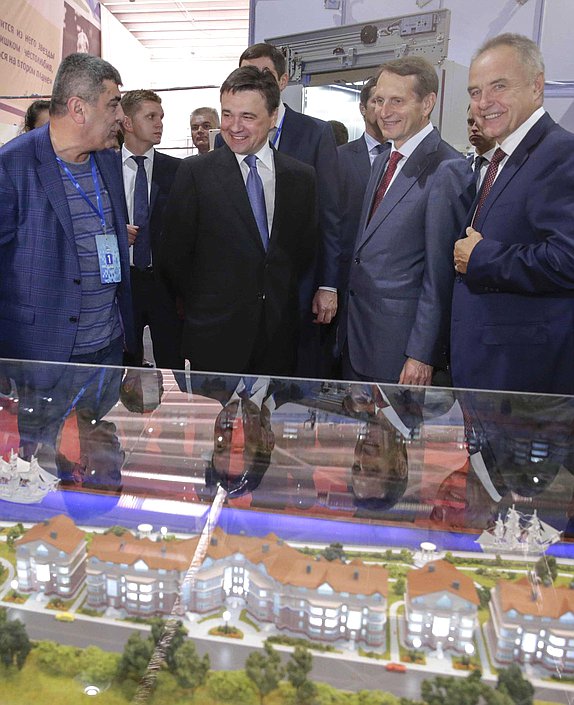 Муниципальный экономический форум. Город Дмитров. 
Осмотр выставки форума
