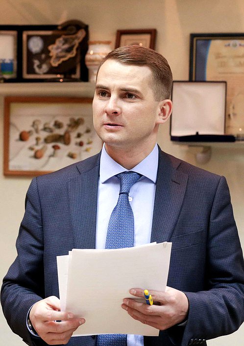 Председатель Комитета по труду, социальной политике и делам ветеранов Ярослав Нилов на заседании Комитета по региональной политике и проблемам Севера и Дальнего Востока. Фото: Анна Исакова/Фотослужба Государственной Думы
