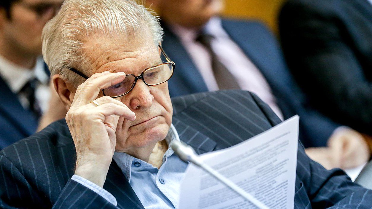 Член Комитета по бюджету и налогам Геннадий Кулик во время заседания. Автор фото: Анна Исакова/Фотослужба Государственной Думы.