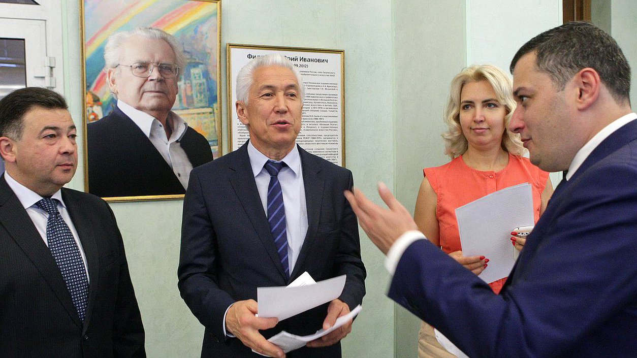   Открытие выстави картин Юрия Ивановича Филиппова "Истоки Родины".