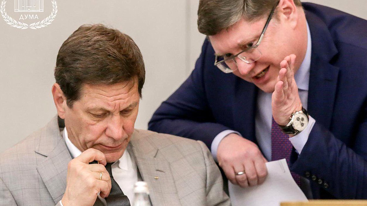 Первый заместитель Председателя Государственной Думы Александр Жуков и член Комитета по труду, социальной политике и делам ветеранов Андрей Исаев во время заседания. Автор фото: Марат Абулхатин/Фотослужба Государственной Думы.