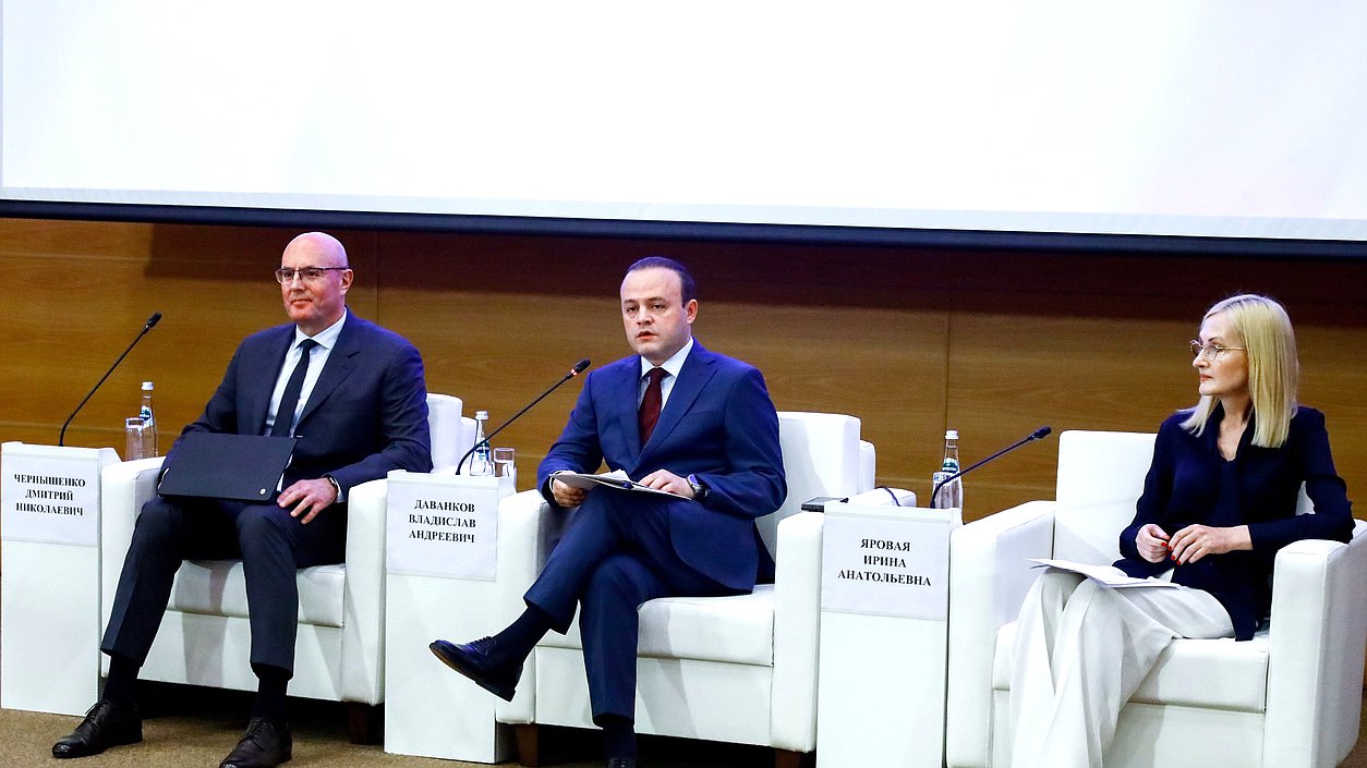 Заместитель Председателя Правительства РФ Дмитрий Чернышенко и заместители Председателя Государственной Думы Владислав Даванков и Ирина Яровая