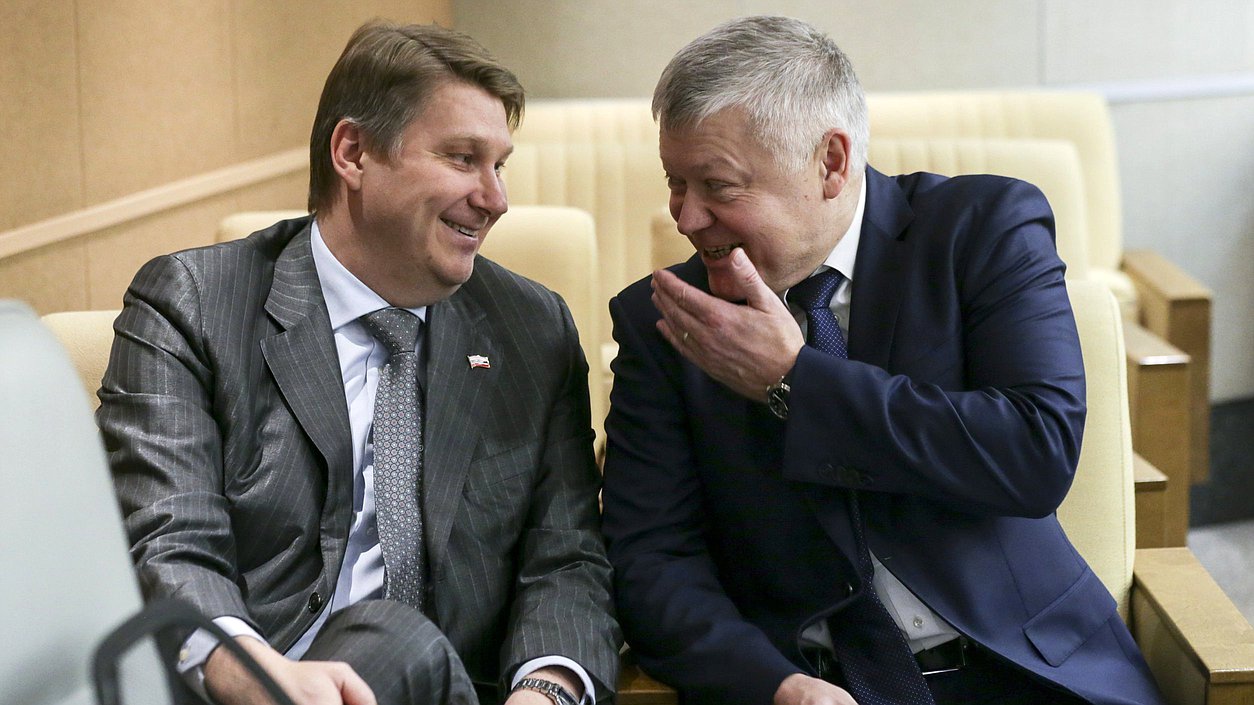Полномочный представитель Правительства РФ в ГД Александр Синенко и Председатель Комитета по безопасности и противодействию коррупции Василий Пискарев
