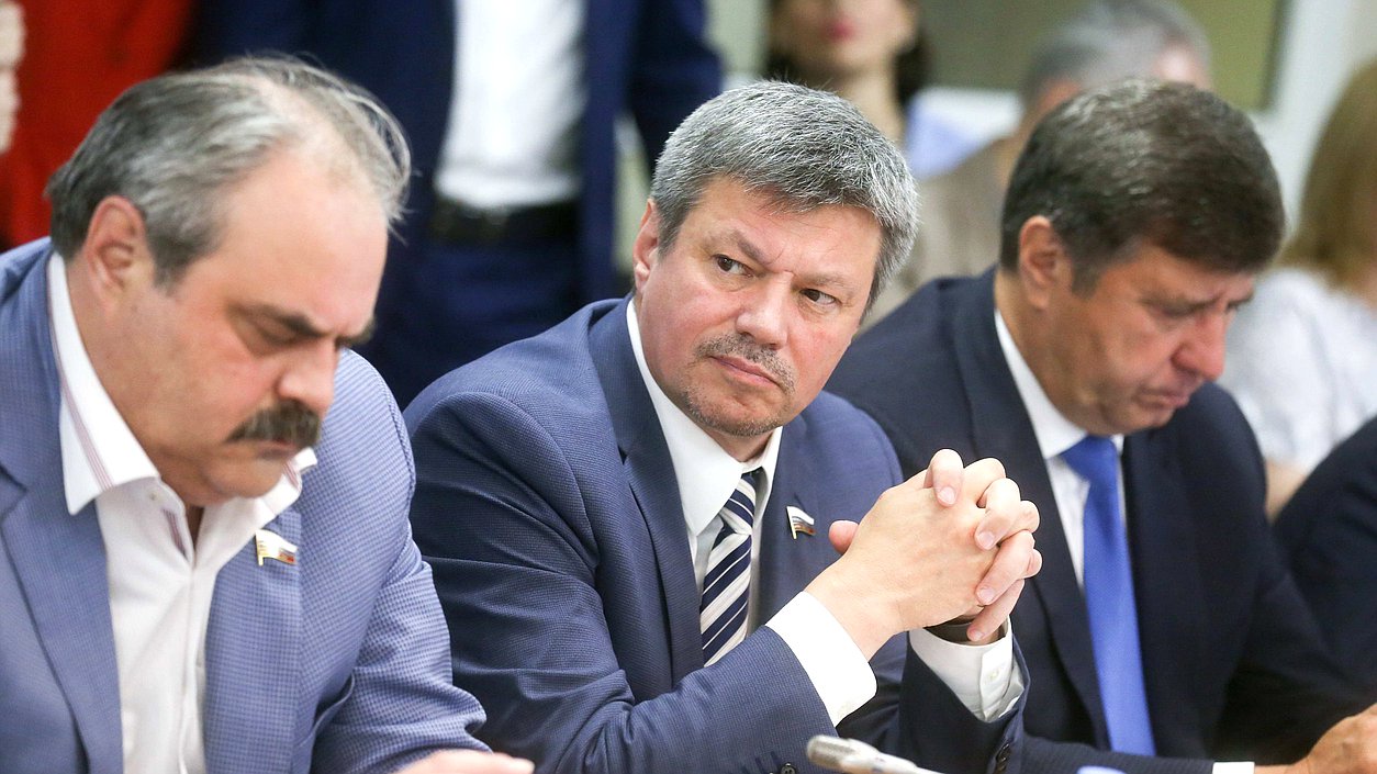 Член Комитета по экономической политике, промышленности, инновационному развитию и предпринимательству Андрей Ветлужских