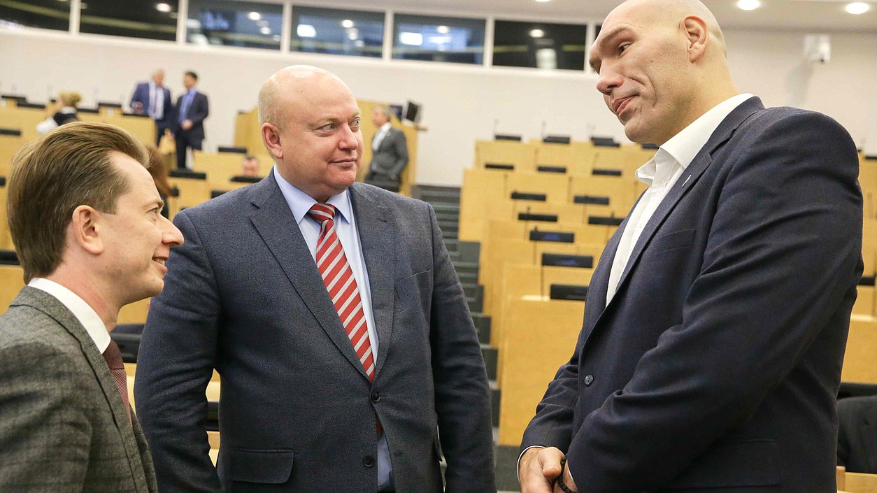 Председатель Комитета по экологии и охране окружающей среды Владимир Бурматов и первый заместитель председателя Комитета по экологии и охране окружающей среды Николай Валуев. Автор фото: Анна Исакова/Фотослужба Государственной Думы