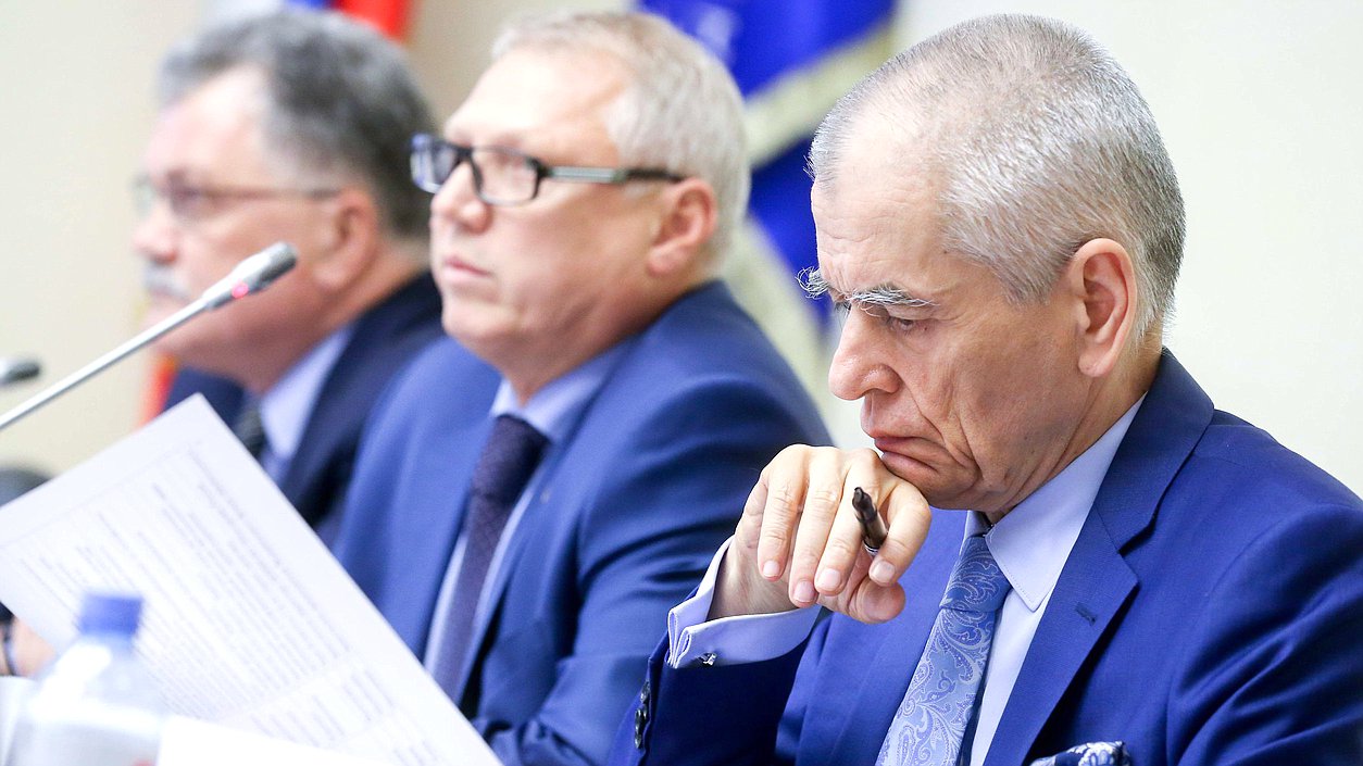 Первый заместитель Председателя Комитета по образованию и науке Геннадий Онищенко