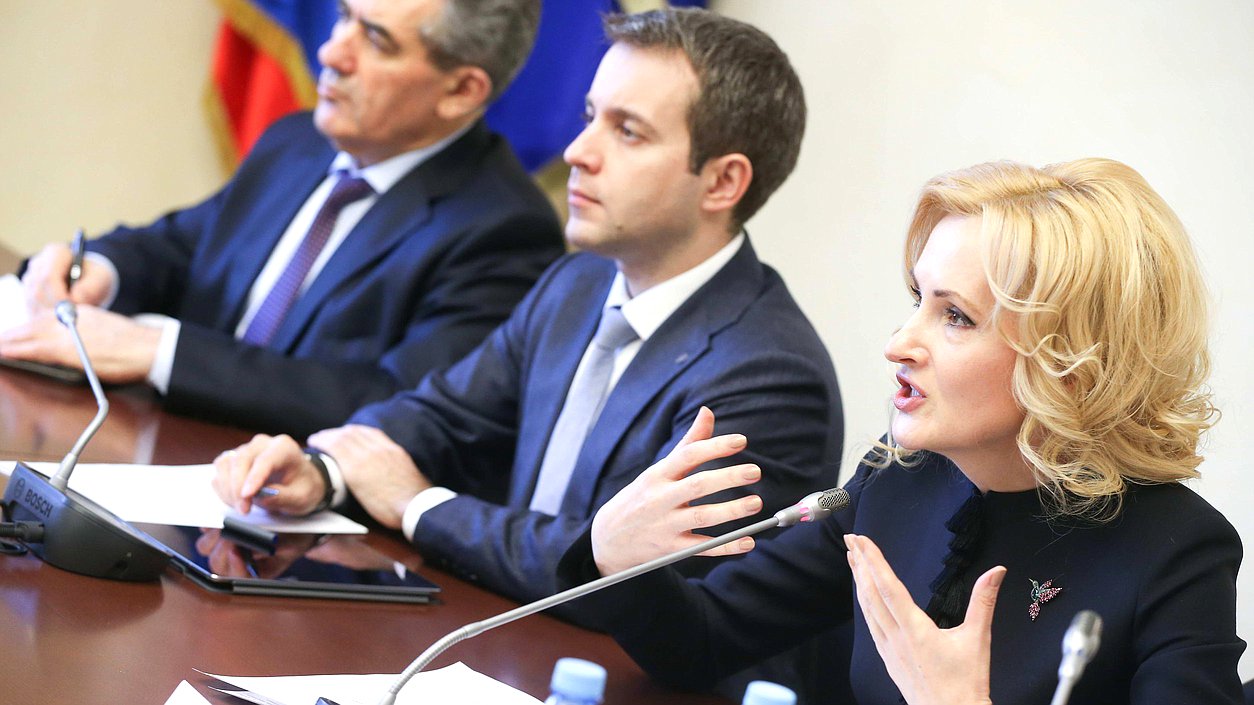 Заместитель Председателя Государственной Думы Ирина Яровая и министр связи и массовых коммуникаций РФ Николай Никифоров 