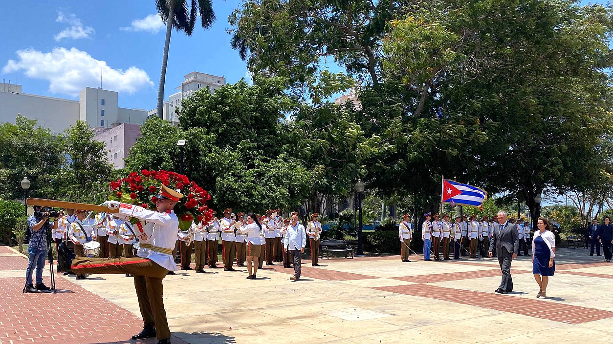 Chairman of the State Duma Vyacheslav Volodin laid a wreath at the José Martí Memorial