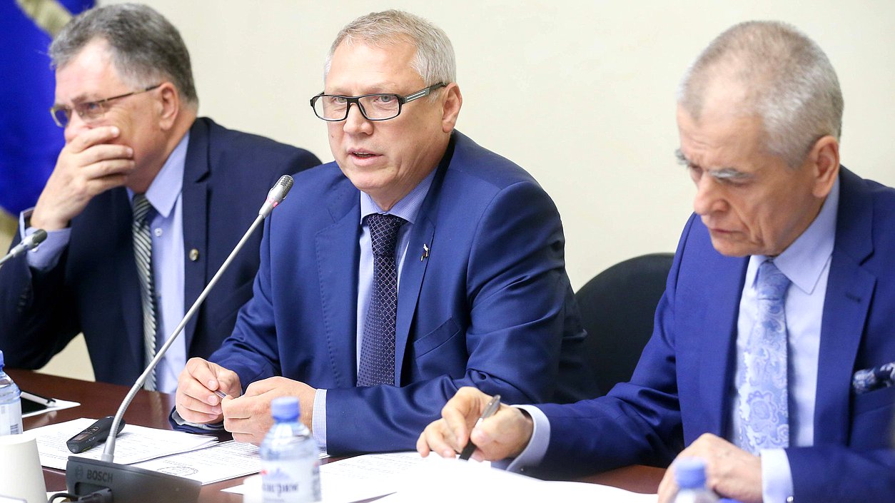 Член Комитета по охране здоровья Валерий Елыкомов