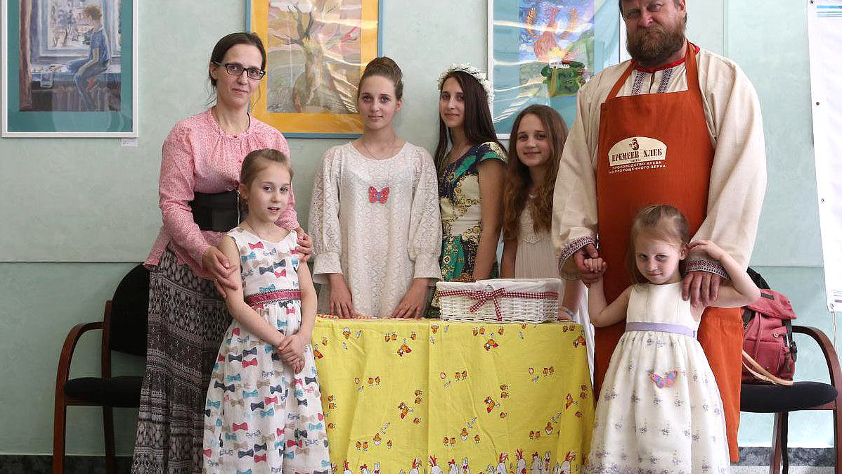 Церемония открытия выставки и вручения призов Международной премии «Золотой шар».
Супруги Павел и Любовь Еремеевы с дочерями Таисией, Антониной, Анной, Валентиной и Марией.