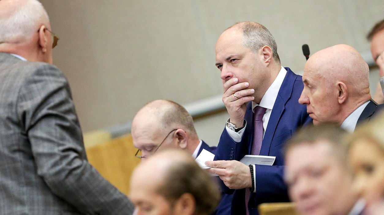 Председатель Комитета по развитию гражданского общества, вопросам общественных и религиозных объединений Сергей Гаврилов во время пленарного заседания. Фото: Анна Исакова/Фотослужба Государственной Думы.

