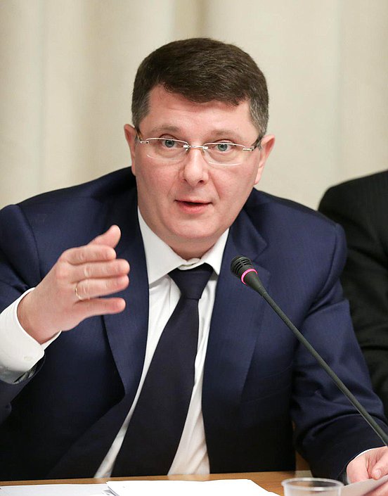 Председатель Комитета по экономической политике, промышленности, инновационному развитию и предпринимательству Сергей Жигарев во время заседания. 
Авторство фото: Анна Исакова / Фотослужба Государственной Думы.