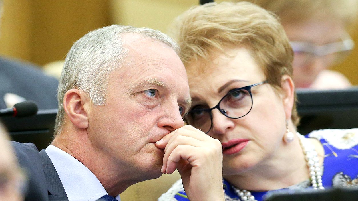 Член Комитета по охране здоровья Нина Черняева и член Комитета по аграрным вопросам Игорь Станкевич