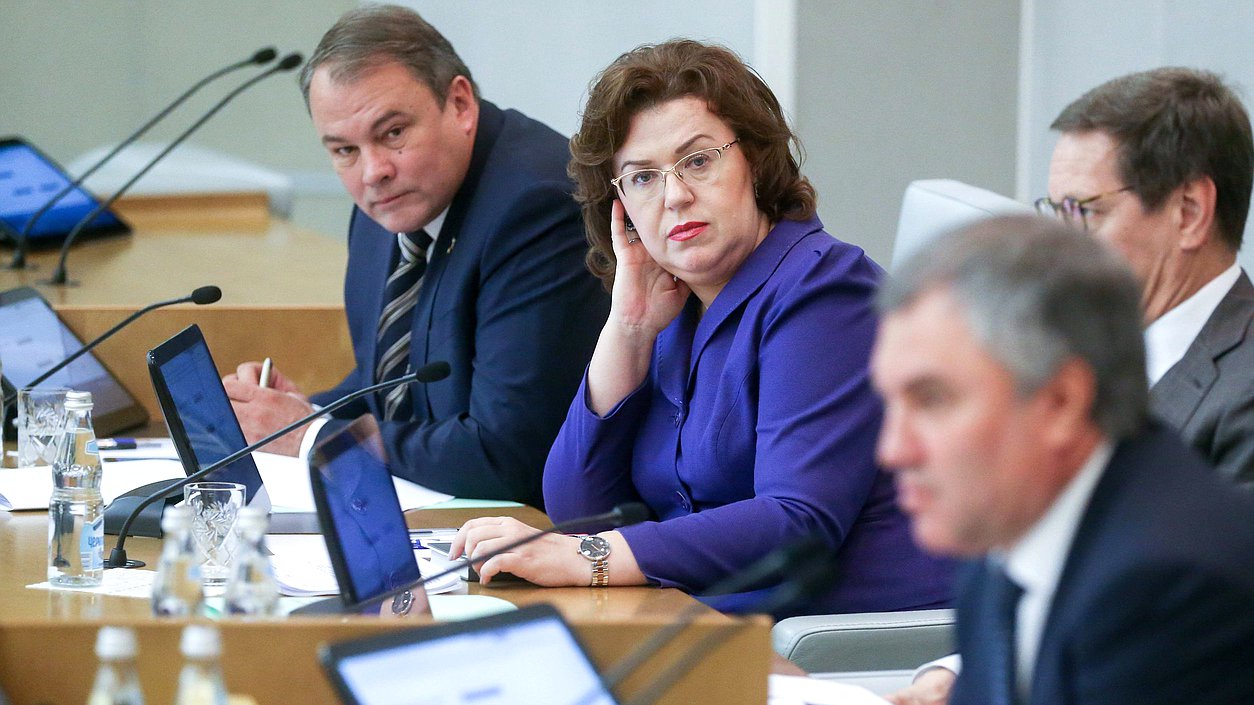 Заместители Председателя Государственной думы Петр Толстой и Ольга Епифанова