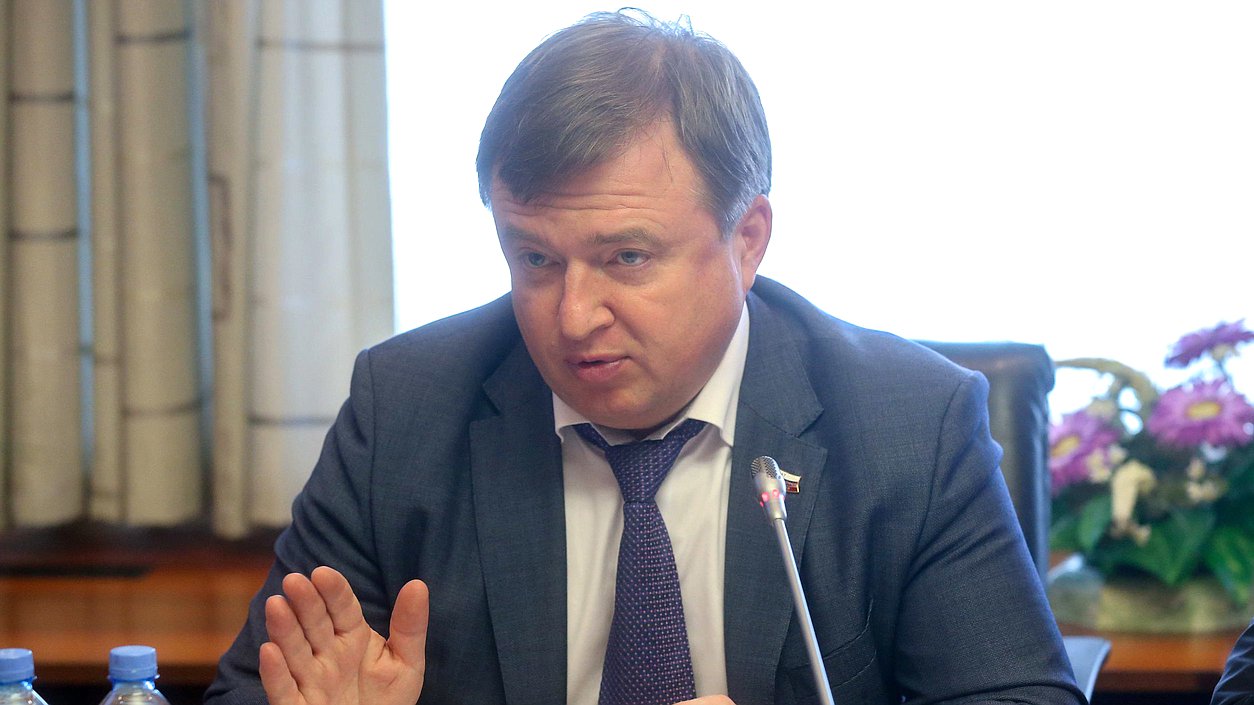 Член Комитета по развитию гражданского общества, вопросам общественных и религиозных объединений Максим Иванов