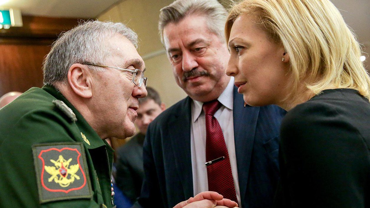 Заместитель министра обороны РФ Руслан Цаликов и председатель Комитета по экологии и охране окружающей среды Ольга Тимофеева во время правительственного часа на пленарном заседании государственной думы. Фото: Анна Исакова/Фотослужба Государственной Думы
