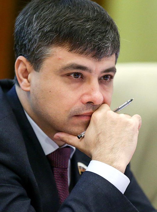 Председатель Комитета по охране здоровья Дмитрий Морозов во время слушаний. Фото: Анна Исакова/Фотослужба Государственной Думы.
