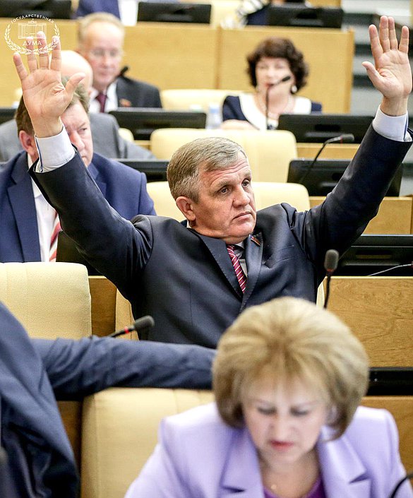 Первый заместитель председателя Комитета по труду, социальной политике и делам ветеранов Николай Коломейцев во время заседания. Автор фото: Анна Исакова/Фотослужба Государственной Думы.