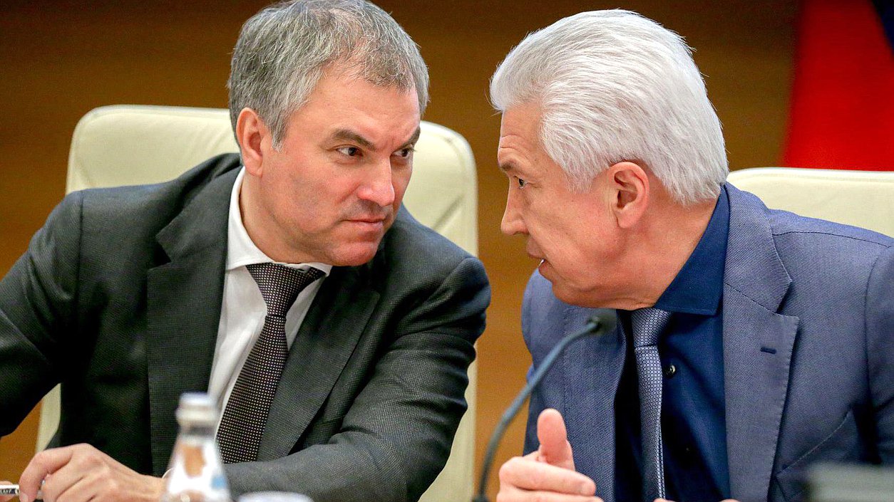 Председатель Государственной Думы Вячеслав Володин и заместитель Председателя Государственной Думы Владимир Васильев во время заседания. Автор фото: Анна Исакова/Фотослужба Государственной Думы.
