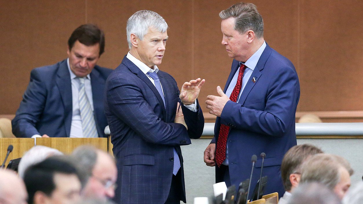 Первый заместитель Председателя Комитета по экономической политике, промышленности, инновационному развитию и предпринимательству Валерий Гартунг и Первый заместитель Председателя Комитета по контролю и Регламенту Олег Нилов