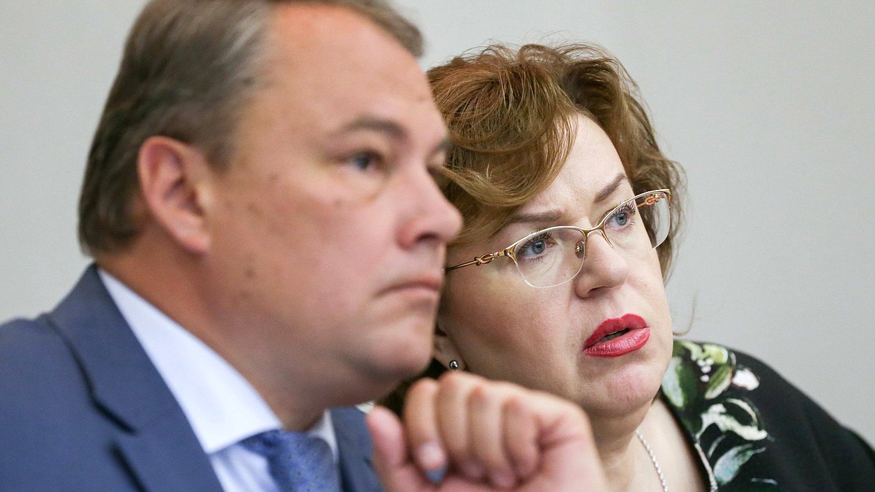 Заместители Председателя Государственной Думы Петр Толстой и Ольга Епифанова