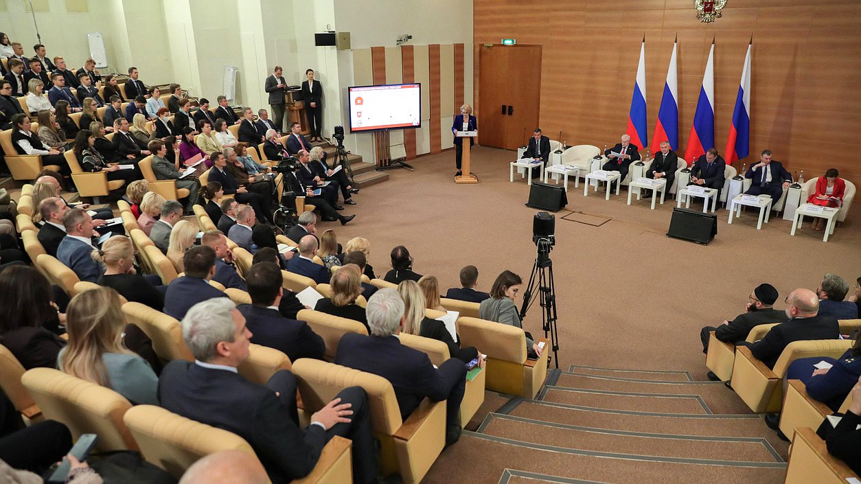 Парламентские слушания по законодательным инициативам о запрете информации, пропагандирующей нетрадиционные сексуальные отношения