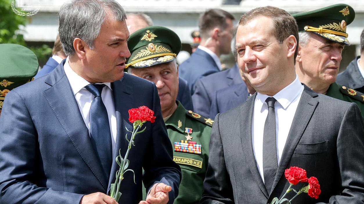 Председатель Государственной Думы Вячеслав Володин и премьер-министр РФ Дмитрий Медведев перед началом церемонии возложения цветов к Могиле Неизвестного Солдата в День памяти и скорби в 76-ю годовщину начала Великой Отечественной войны. Автор фото: Анна Исакова/Фотослужба Государственной Думы.