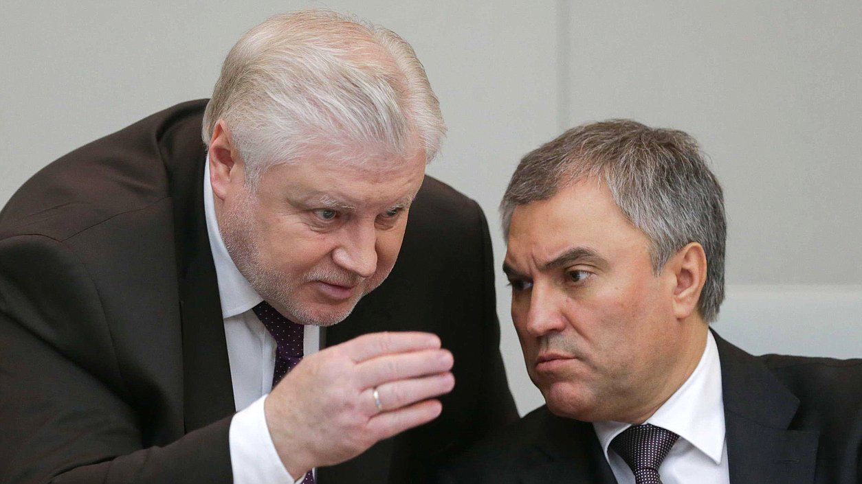Руководитель фракции «Справедливая Россия» Сергей Миронов и Председатель Государственной Думы Вячеслав Володин во время заключительного пленарного заседания осенне-зимней сессии Государственной Думы