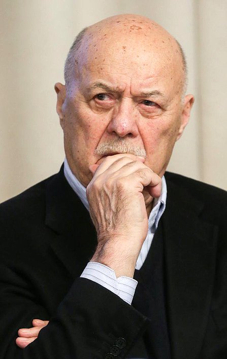 Председатель комитета по культуре Станислав Говорухин во время парламентских слушаний на тему "О реализации Стратегии государственной культурной политики". Автор фото: Марат Абулхатин/Фотослужба Государственной Думы.
