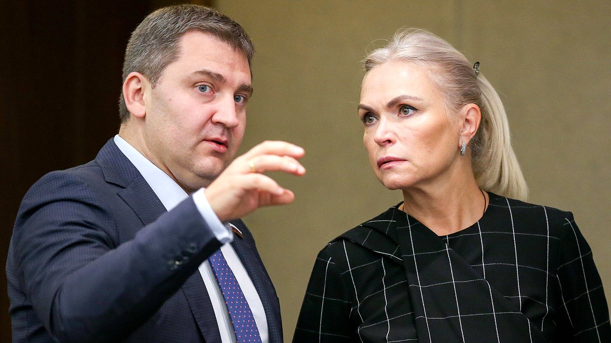 Член Комитета по контролю и Регламенту Дмитрий Ламейкин и член Комитета по государственному строительству и законодательству Ирина Белых