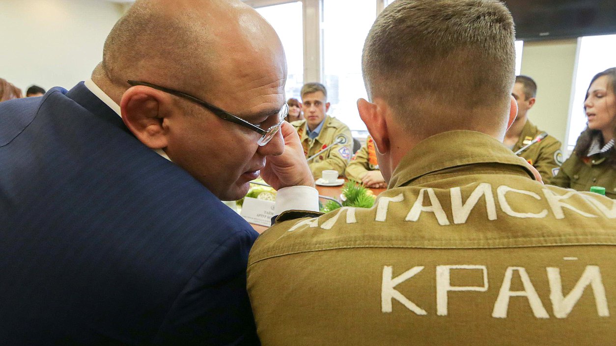 Заместитель Председателя Комитета по физической культуре, спорту, туризму и делам молодежи Артур Таймазов с бойцами студенческих отрядов Алтайского края