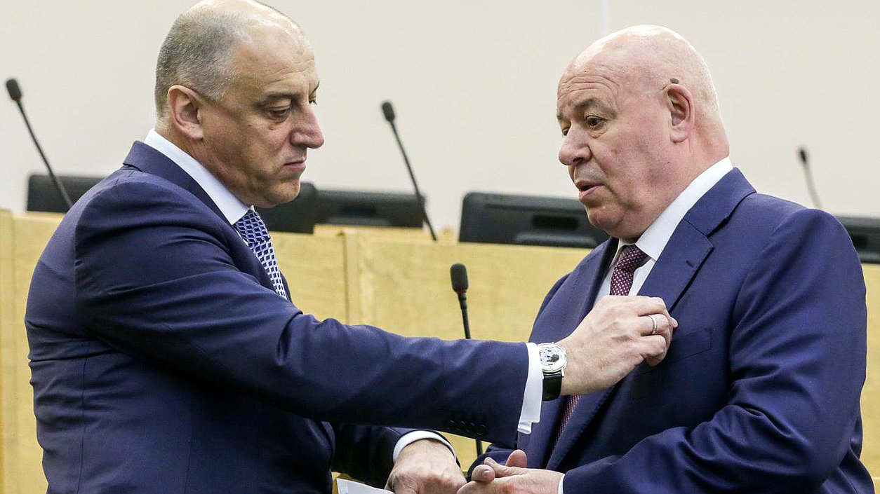 Член Комитета по транспорту и строительству Сергей Сопчук и член Комитета по региональной политике и проблемам Севера и Дальнего Востока Анатолий Тихомиров во время заседания.Автор фото: Марат Абулхатин/Фотослужба Государственной Думы.
