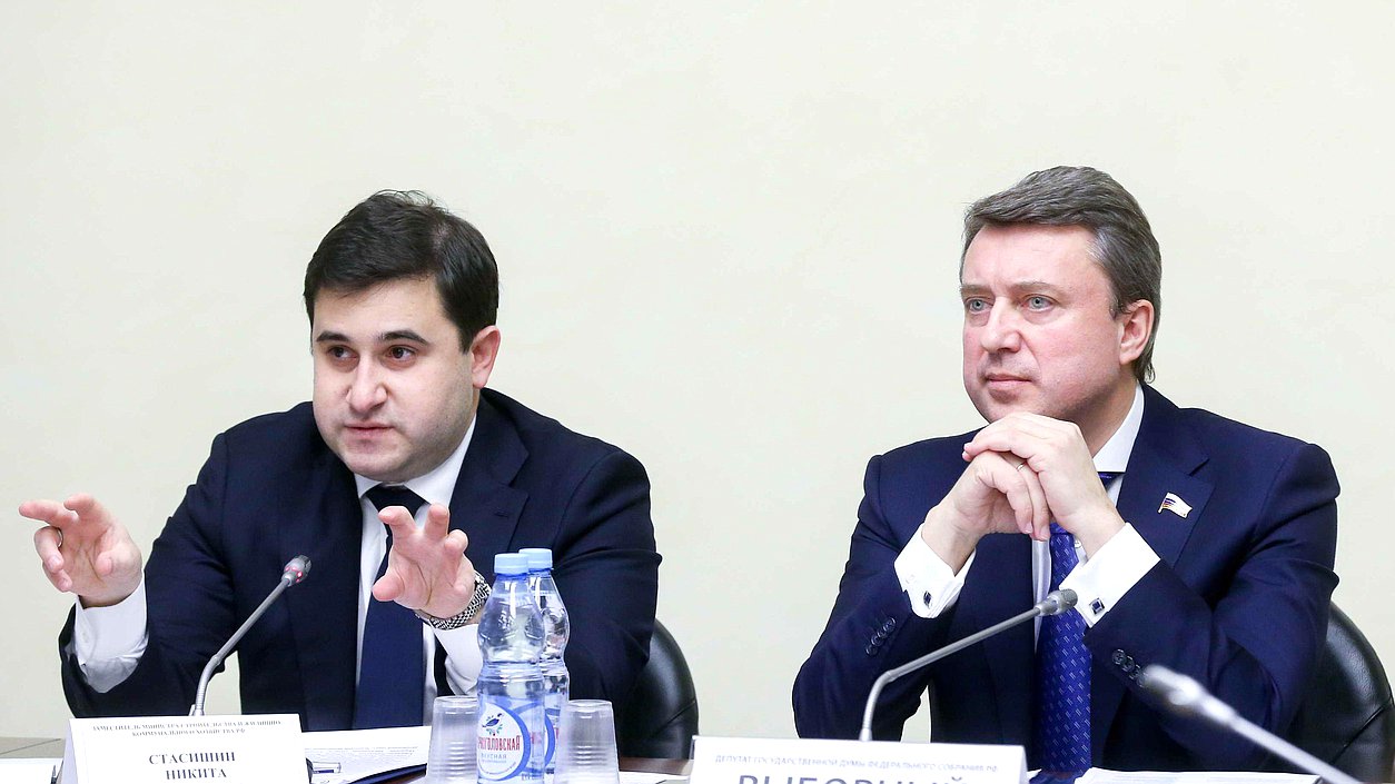 Заместитель Председателя Комитета по безопасности и противодействию коррупции Анатолий Выборный и заместитель Министра строительства и жилищно-коммунального хозяйства РФ Никита Стасишин