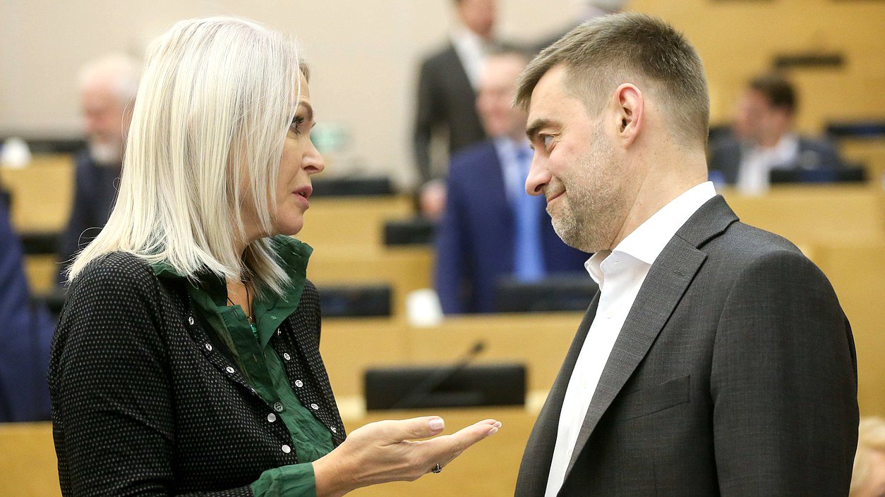 Член Комитета по государственному строительству и законодательству Ирина Белых и член Комитета по международным делам Сергей Железняк