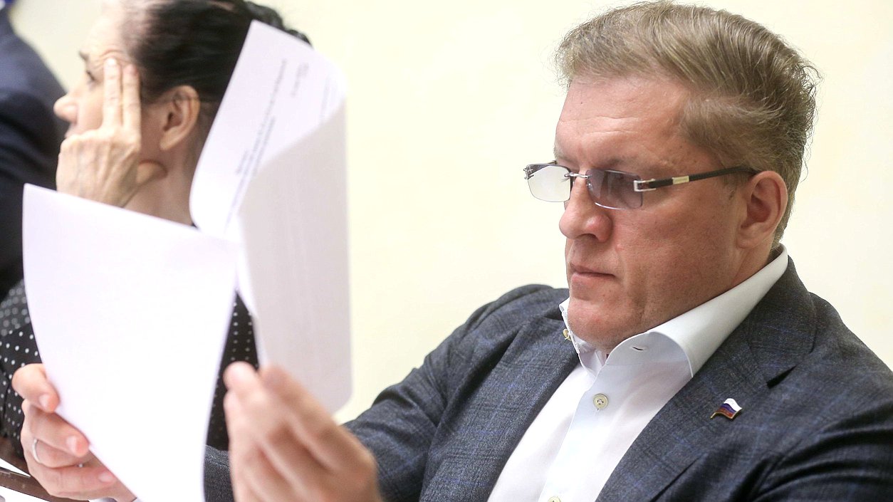 Член Комитета по транспорту и строительству Антон Жарков