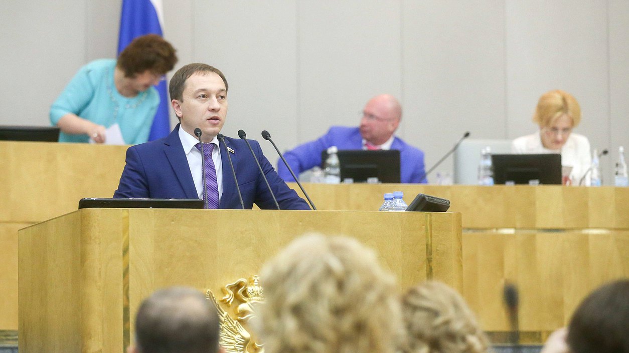 Член Комитета по государственному строительству и законодательству Олег Быков
