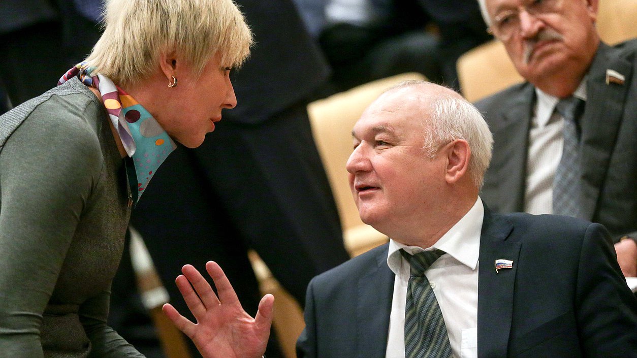 Председатель Комитета по делам национальностей Ильдар Гильмутдинов во время встречи