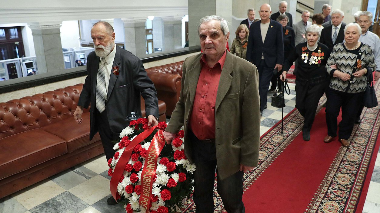 Возложение цветов ветеранами Минэкономразвития к памятной доске работников Госплана СССР