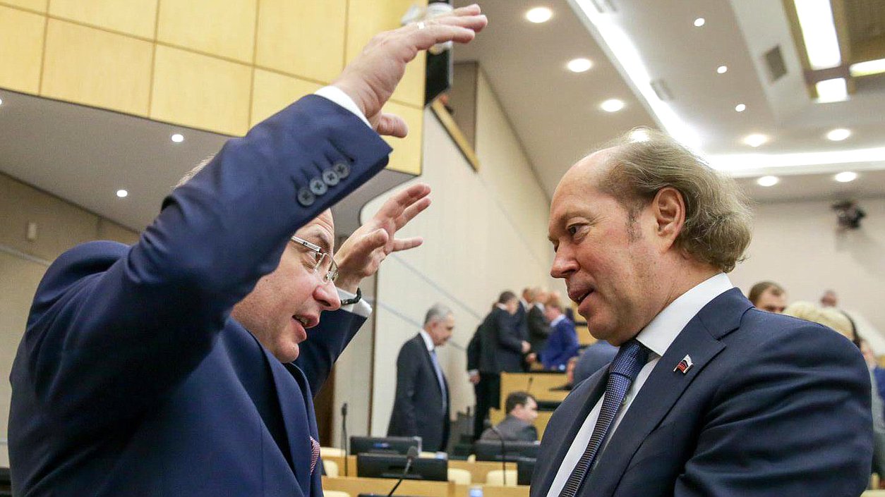 Председатель Комитета по развитию гражданского общества, вопросам общественных и религиозных объединений Сергей Гаврилов и член Комитета по образованию и науке Владимир Кононов во время пленарного заседания.Фото: Анна Исакова/Фотослужба Государственной Думы.