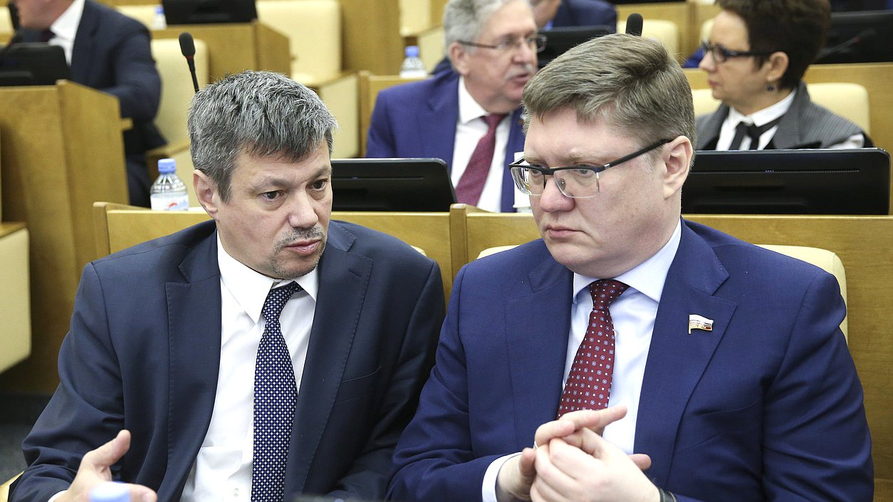 Член Комитета по экономической политике, промышленности, инновационному развитию и предпринимательству Андрей Ветлужских и член Комитета по труду, социальной политике и делам ветеранов Андрей Исаев