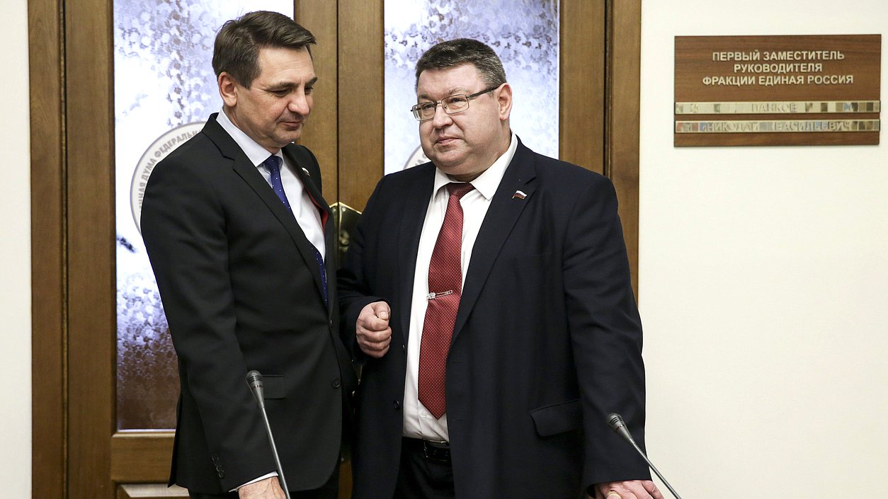Член Комитета по федеративному устройству и вопросам местного самоуправления Андрей Марков и член Комитета по федеративному устройству и вопросам местного самоуправления Александр Пятикоп