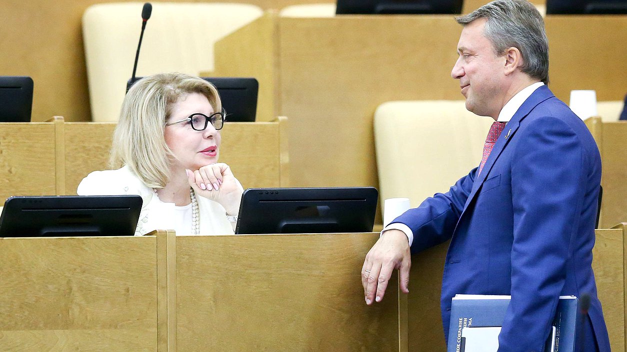 Заместитель Председателя Комитета по безопасности и противодействию коррупции Анатолий Выборный и член Комитета по международным делам Елена Панина
