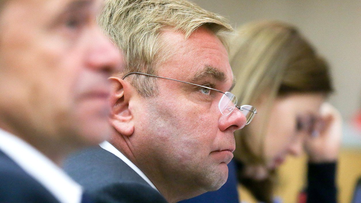 Член Комитета по транспорту и строительству Максим Сураев